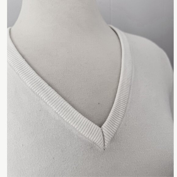 [UEC] Daily Sports White V-Neck Sweater | Small - Picture 2 of 7